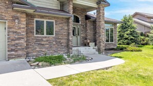Exterior - *New Listing* 4 Bedroom House w/ Private Hot Tub (Big Sky)