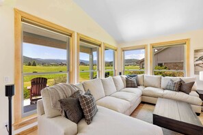 Télévision, cheminée, espaces bureaux