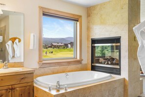 Regadera, secadora de cabello, toallas 