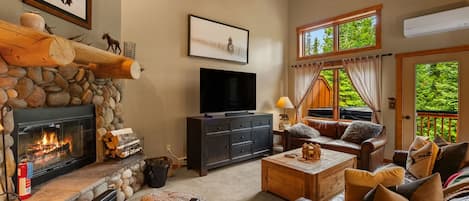 TV, fireplace