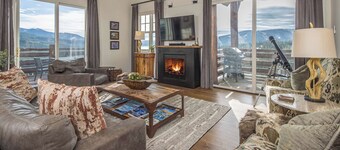 *New Listing* Ski-In/Ski-Out Chalet w/ Private Hot Tub