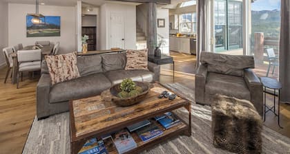 *New Listing* Ski-In/Ski-Out Chalet w/ Private Hot Tub