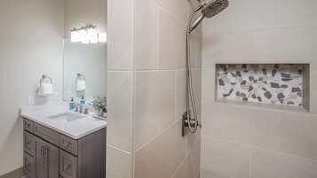 Dusche, Haartrockner, Handtücher, Shampoo