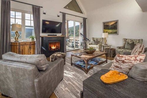 *New Listing* Ski-In/Ski-Out Chalet w/ Private Hot Tub