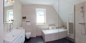 Sèche-cheveux, serviettes fournies, savon, papier toilette