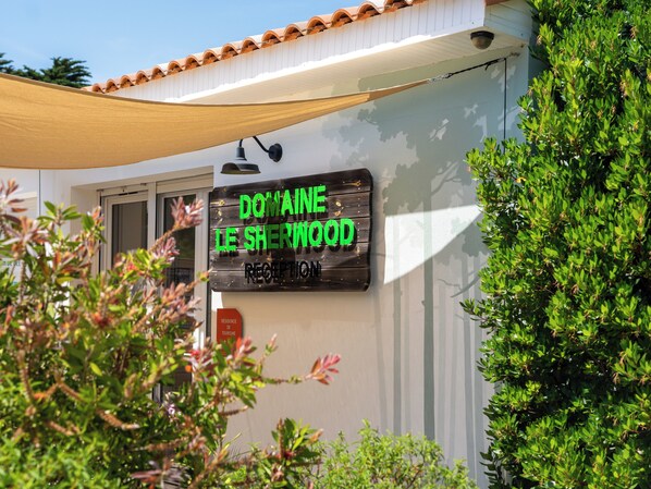 A reception sign for Domaine Le Sherwood.