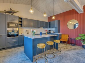 Fridge, microwave, oven, dishwasher - Villa Les Bains de Mer avec spa (Saint-Gilles-Croix-de-Vie)