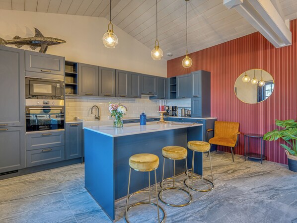 Een koelkast, een magnetron, een oven, een vaatwasser