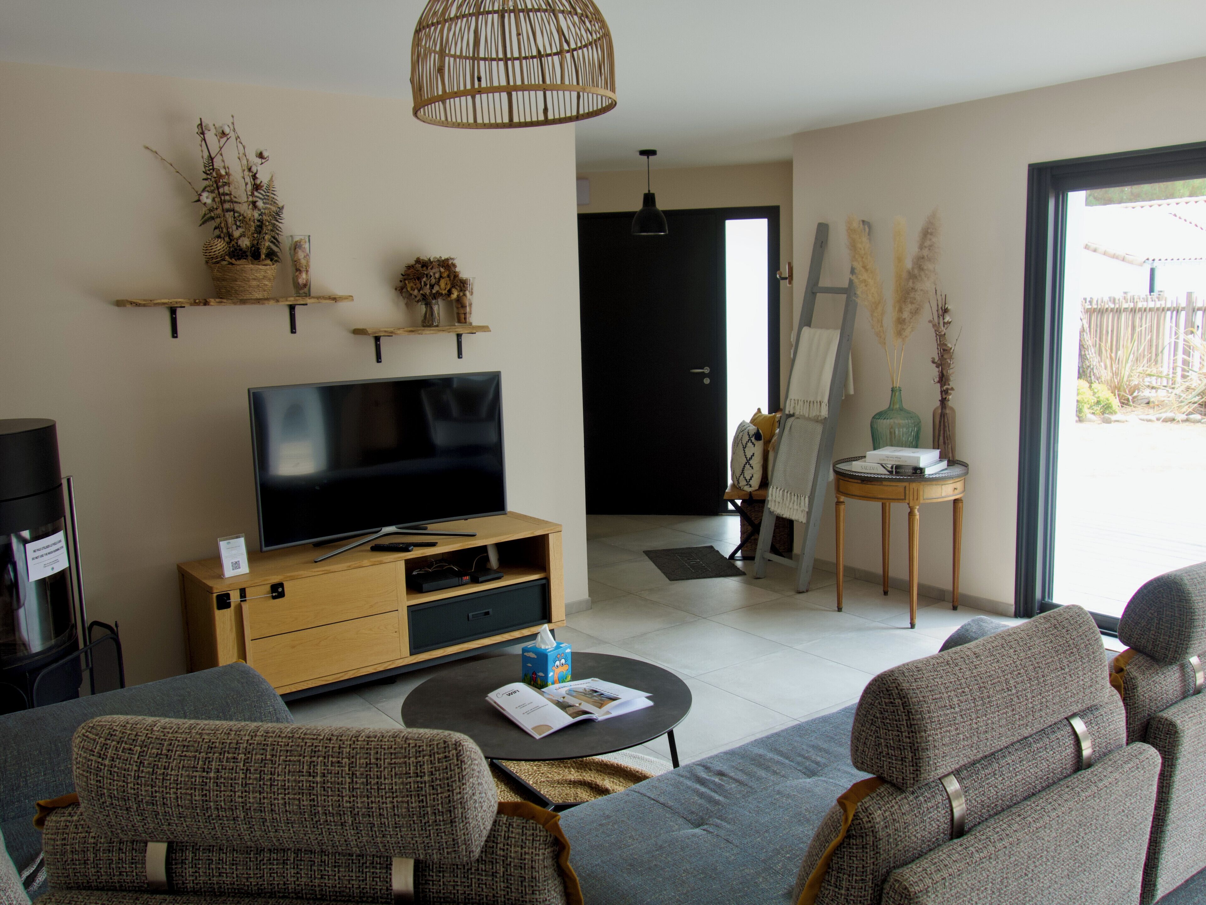 Villa Pinède: 800m From Beach, Private Jacuzzi, Pine Forest, Sleeps 8 - Vendée