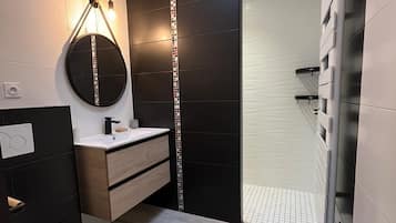 Een douche, handdoeken