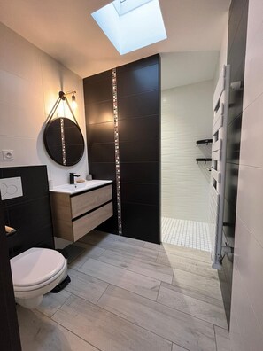 Shower, towels - Villa Pinède: Private Spa, Nature & Beach, Sleeps 8 in Brétignolles (Bretignolles-sur-Mer)