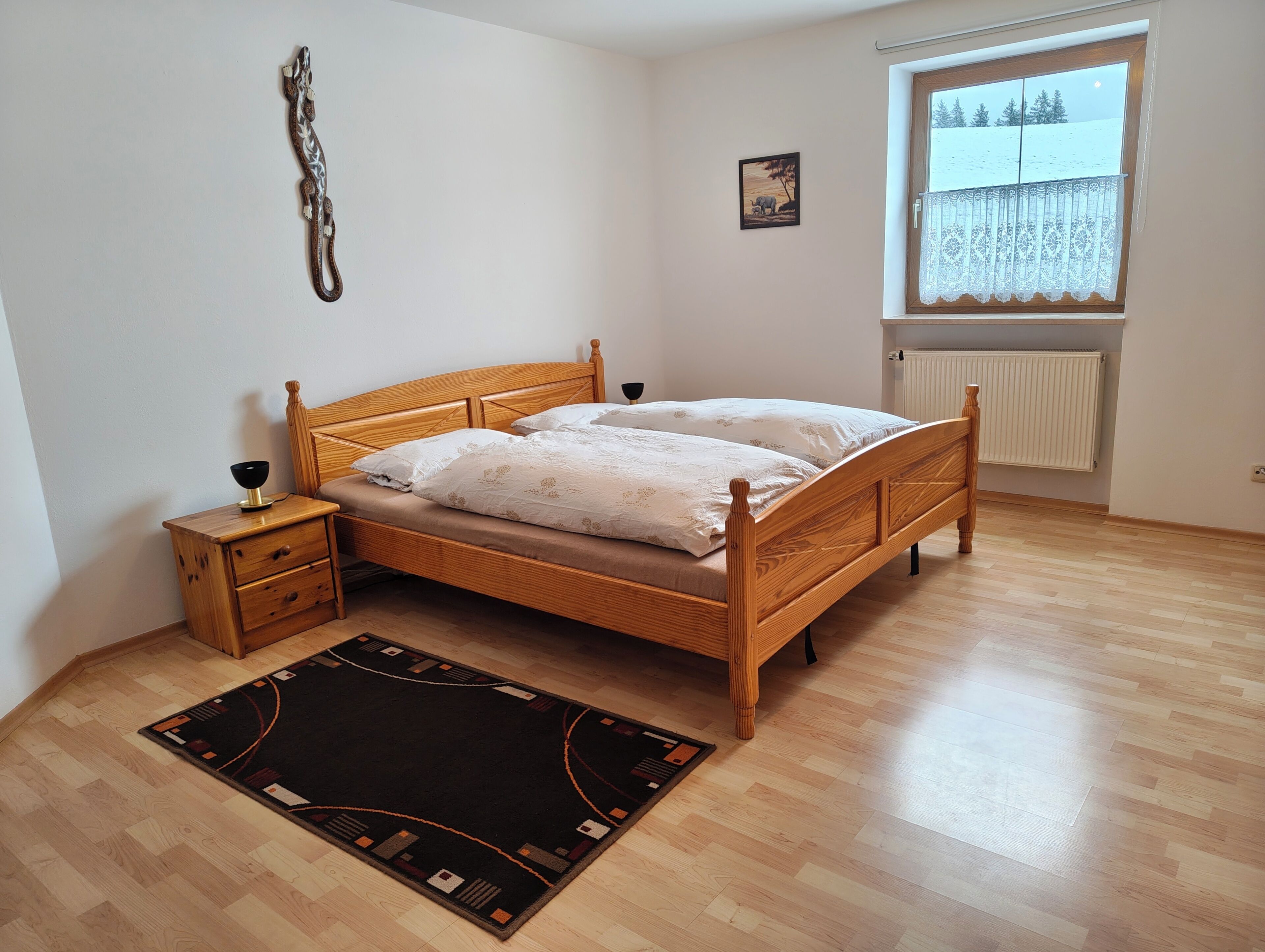 3 bedrooms, desk, iron/ironing board, travel crib