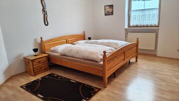3 bedrooms, desk, iron/ironing board, travel crib