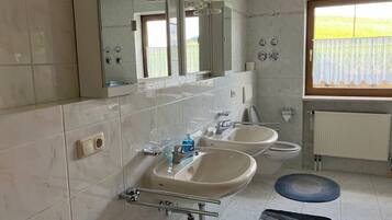 Secador de pelo, toallas, jabón y champú