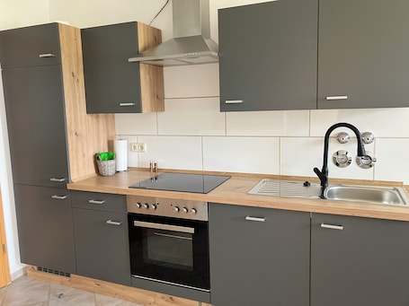 Fridge, microwave, oven, stovetop. Spacious first floor apartment for the whole family near Buchenberg in Allgäu