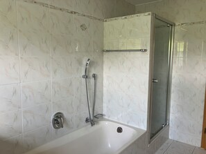 Hair dryer, towels, soap, shampoo - Spacious first floor apartment for the whole family near Buchenberg in Allgäu (Buchenberg)