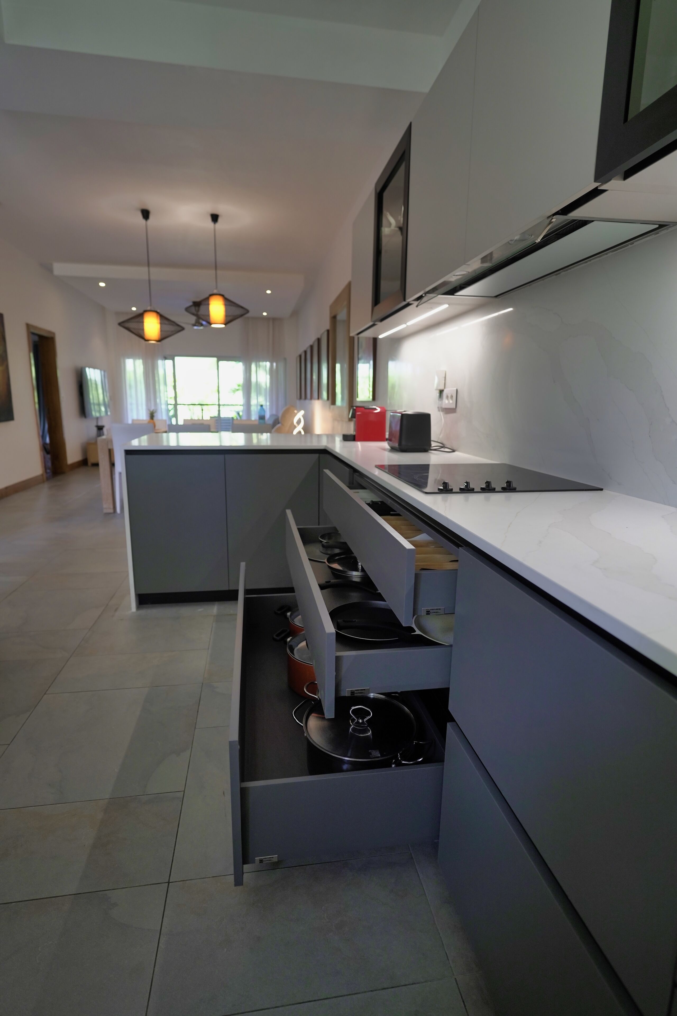 Jääkaappi, mikroaaltouuni, uuni, liesi