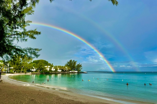Nær stranden og solsenger