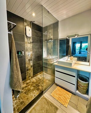 Dusche, Haartrockner, Handtücher, Toilettenpapier