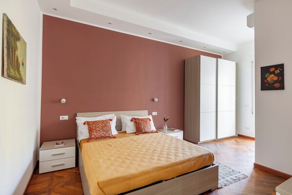 3 habitaciones, tabla de planchar con plancha, wifi y ropa de cama 