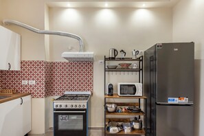 Een microgolfoven, een oven, een kookplaat