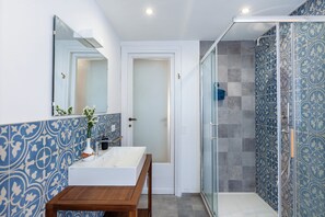 Hair dryer, towels, soap, toilet paper - Spacious New 3BR/3BA Apt in Trastevere with Balcony, A/C, Fast WiFi & Netflix (Roma)