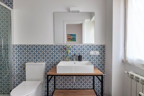 Hair dryer, towels, soap, toilet paper - Spacious New 3BR/3BA Apt in Trastevere with Balcony, A/C, Fast WiFi & Netflix (Roma)