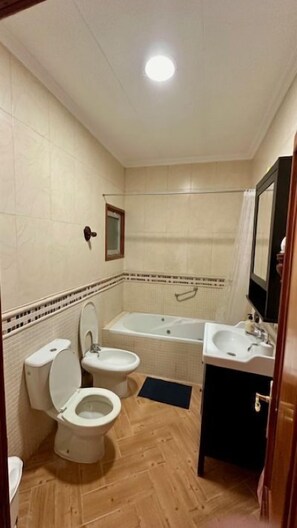 Deluxe Room | Bathroom | Free toiletries, hair dryer, towels, soap - Casa Rozita (Granadilla de Abona)
