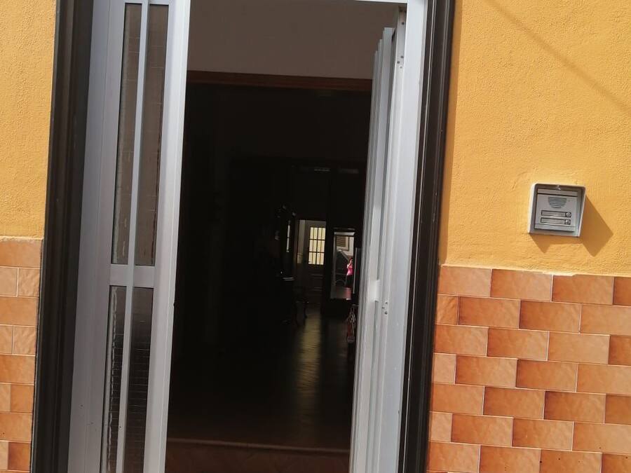 Ein Hotel Eingang mit einer großen Glasdoor, einem Schild mit der Nummer 25 darüber und einem 'W'-Schild an der Wand.