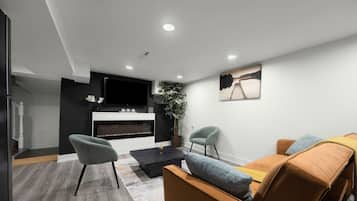 Een smart-tv en een open haard