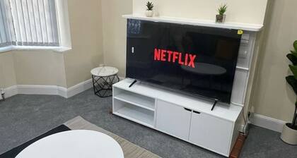 Luxury 2 bedroom house + pool table in Harborne