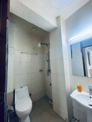Toalhas de banho, sabonete, papel higiênico 