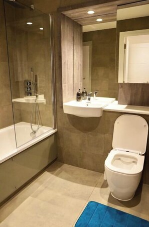 Toallas y papel de baño 