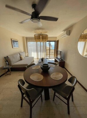 Apartamento familiar | Zona de estar | Televisión LCD de 65 pulgadas con canales por cable