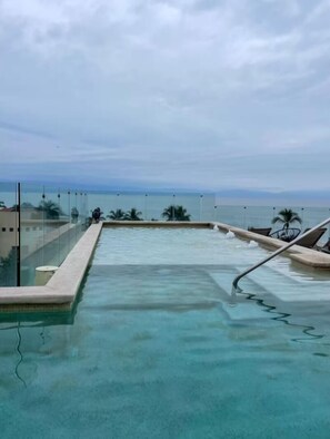 Apartamento familiar | Piscina | Una piscina al aire libre