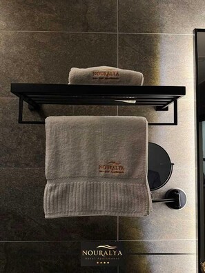Slippers, towels, soap, shampoo - Nouralya Serviced Apartments (Al Khobar)
