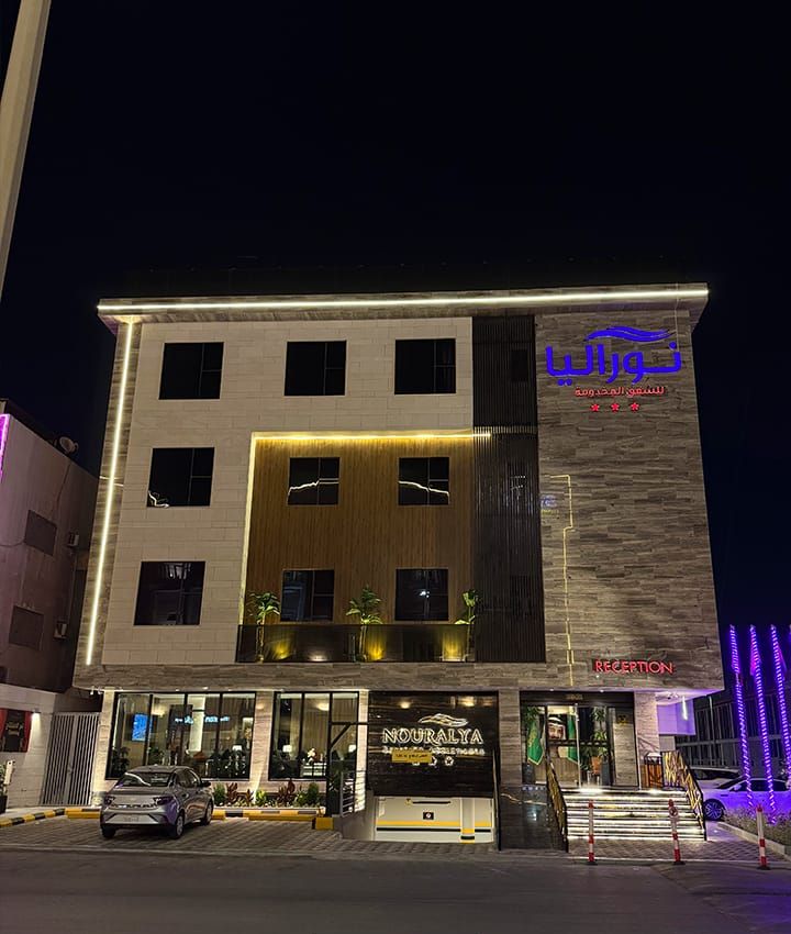 Un hôtel doté d’une façade moderne, d’un espace d’accueil et d’une entrée bien visible.