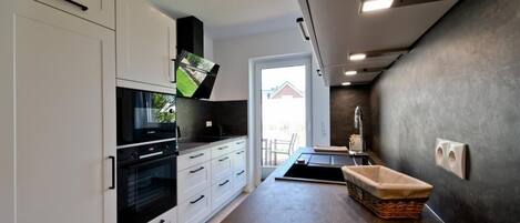 ثلاجة، ميكروويف، فرن، غسالة أطباق