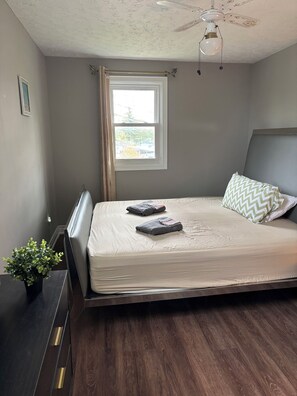 3 bedrooms, WiFi, bed sheets - Charming 3-bedroom cottage with AC, WiFi in lovely Crystal Beach (Fort Erie)