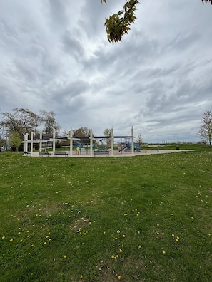 Children’s area - Charming 3-bedroom cottage with AC, WiFi in lovely Crystal Beach (Fort Erie)