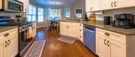 Een microgolfoven, een oven, een kookplaat, een vaatwasser