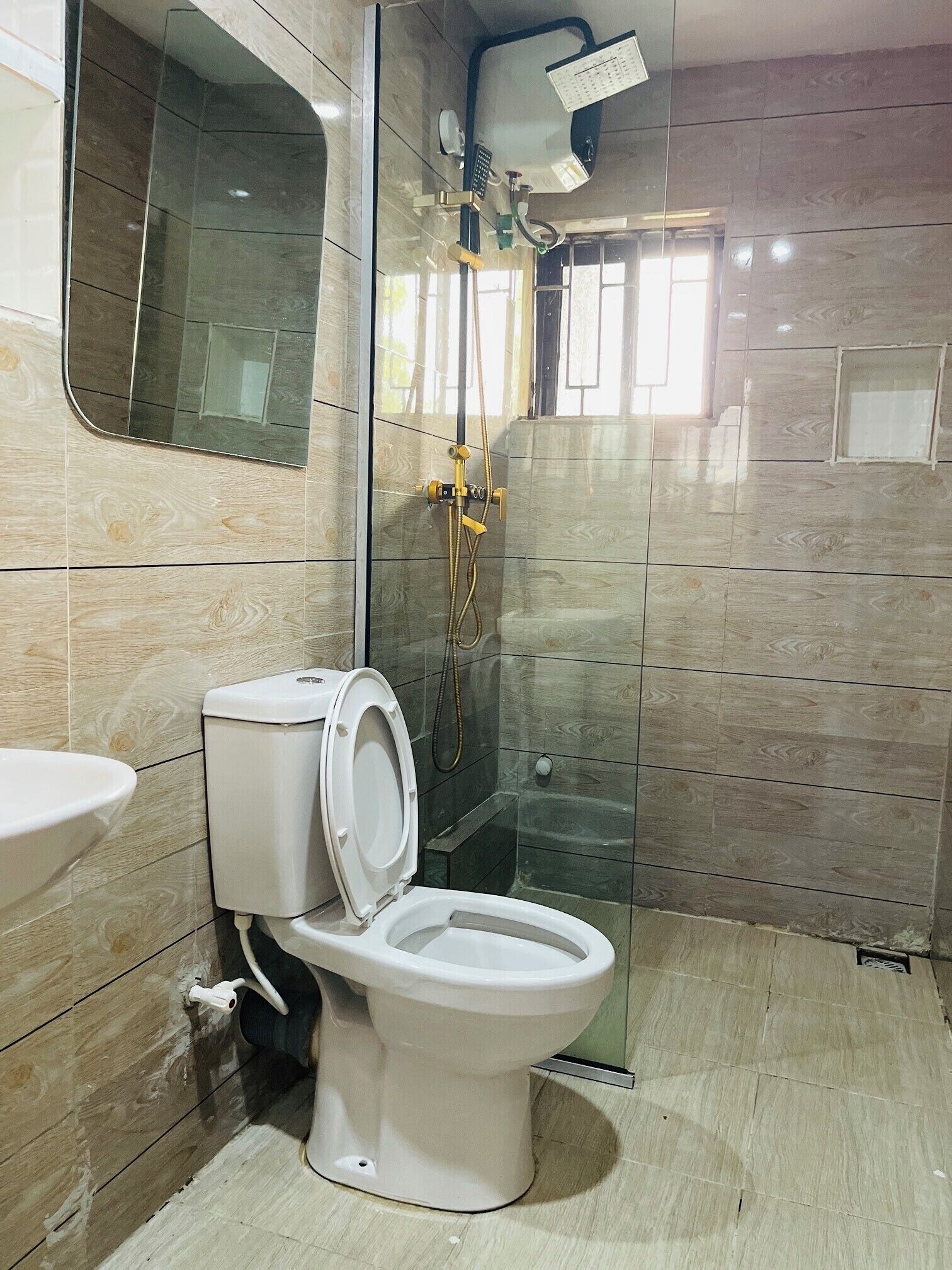 Un baño con inodoro, lavabo y ducha.