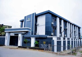 Un edificio moderno con un letrero que indica Hotel Padelia Apartment.
