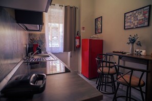 Een koelkast, een microgolfoven, een oven, een kookplaat