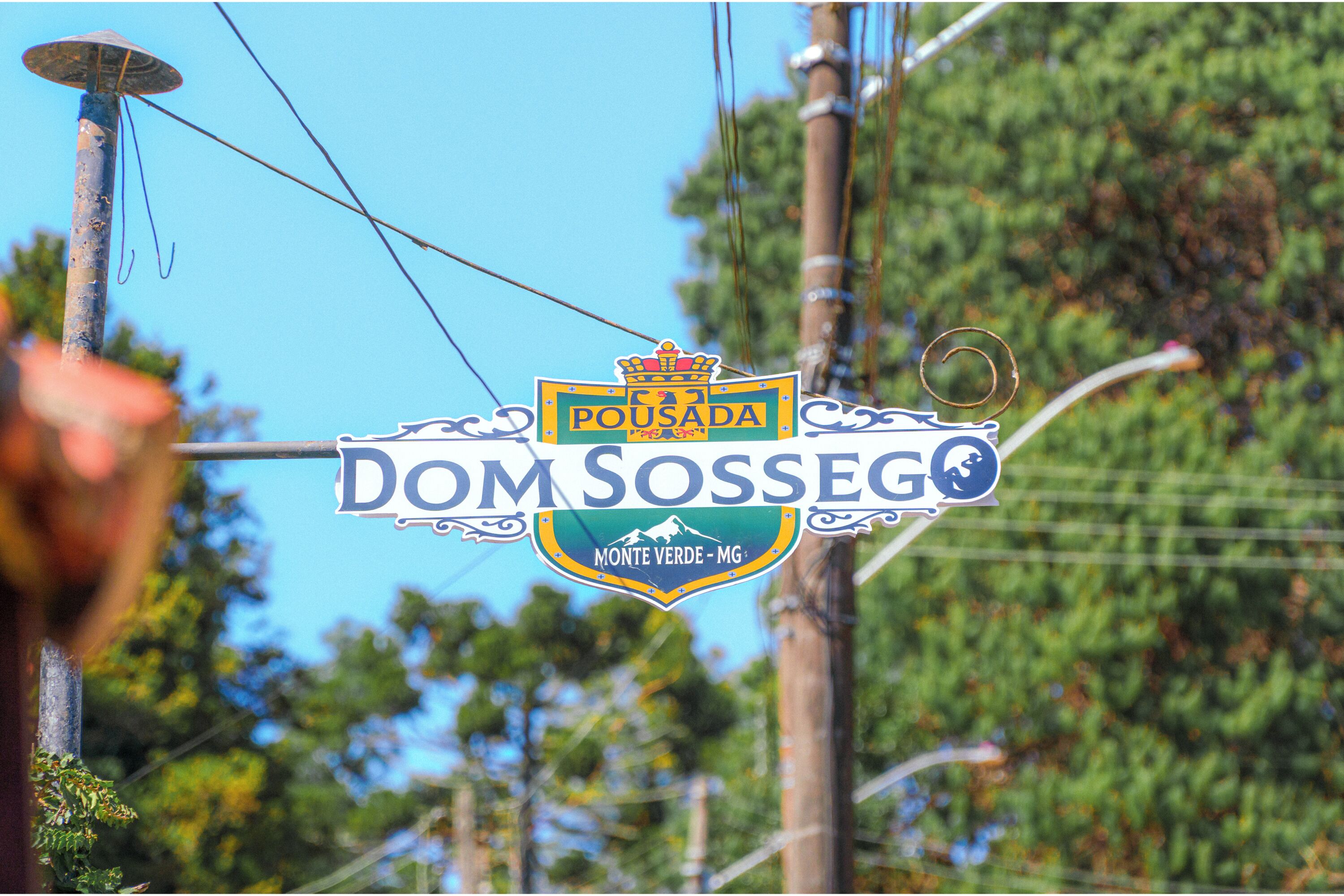 Une enseigne portant les inscriptions « DOM SOSSEG » et « POUSADA MONTÉ VERDE - MG ».