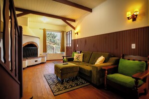 家庭小木屋 | 客廳 | 32 吋智能電視連有線電視頻道