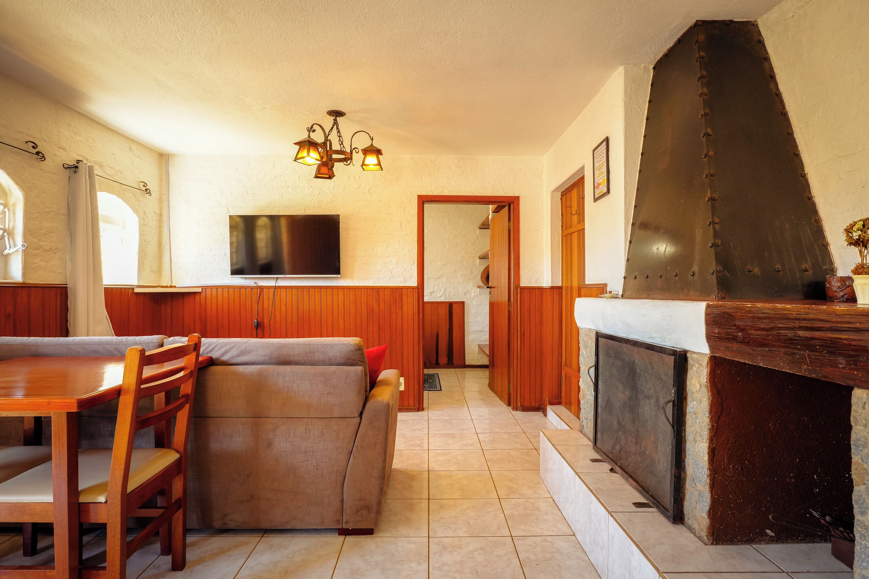 Comfort chalet | Woonkamer | Een 32-inch smart-tv met kabelzenders