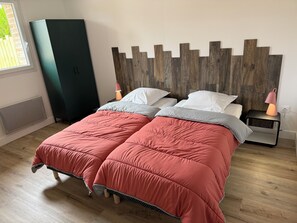 3 bedrooms, travel crib, free WiFi, bed sheets