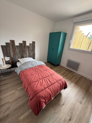 3 quartos, berço de viagem, Wi-Fi de cortesia, roupa de cama