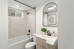 Secadora de cabello, toallas, jabón, papel de baño